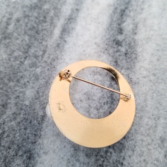 Vintage Sarah Coventry Gold Tone Circle Brooch with Faux Pearl Brooch, Lapel Pin - Picture 3 of 6
